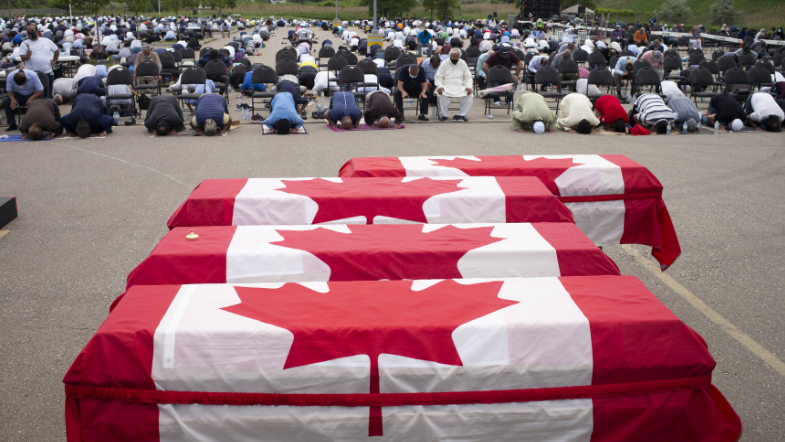 خلال صلاة الجنازة على أفراد العائلة المغدورة في المركز الإسلامي بجنوب غرب أونتاريو يوم السبت الماضي