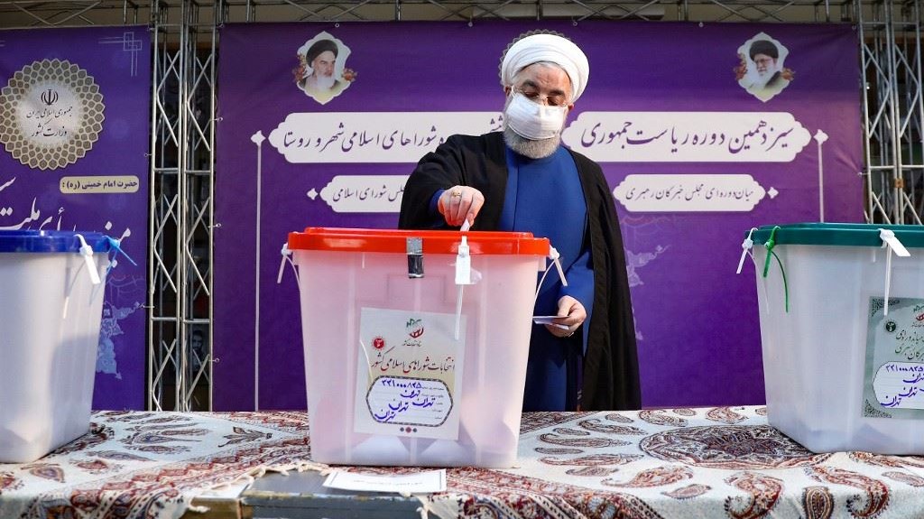 روحاني خلال إدلائه بصوته في الانتخابات الأخيرة الجمعة