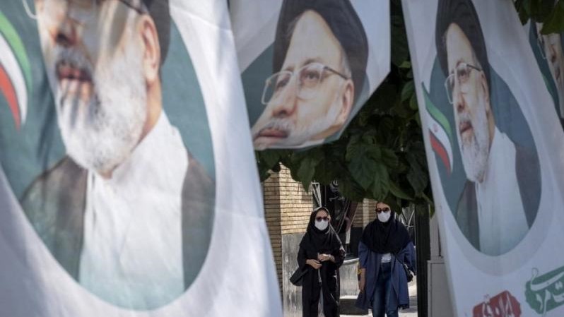 ملصقات للمرشح الرئاسي الإيراني إبراهيم رئيسي في طهران في 14 يونيو 2021