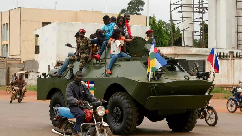 سكان يرحبون بمدرعة روسية خلال تسليم اسلحة روسية لافريقيا الوسطى
