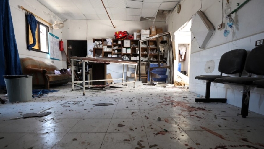 آثار دماء في إحدى غرف مستشفى الشفاء بعد يوم من قصفها