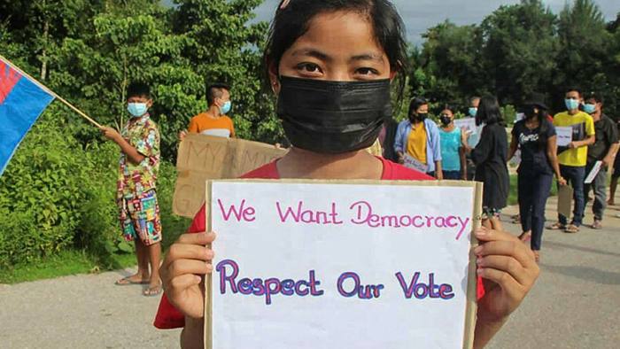 متظاهرة تحمل لافتة أثناء تظاهرة ضد الانقلاب العسكري في منطقة دوبلايا في ولاية كارين في ميانمار