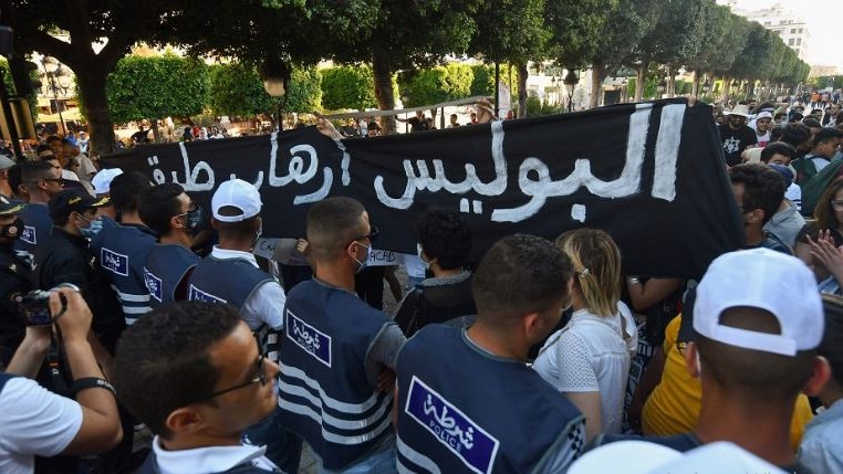 محتجون في تونس يرفعون شعارات منددة بعنف الشرطة