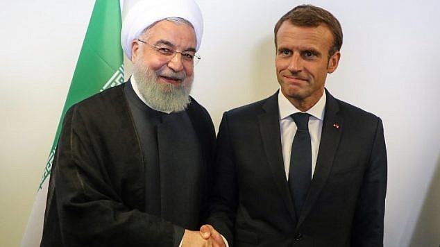 الرئيس الفرنسي إيمانويل ماكرون مع الرئيس الإيراني حسن روحاني على هامش اجتماعات الجمعية العامة للأمم المتحدة في مقر الأمم المتحدة. 25 أيلول/ سبتمبر 2018