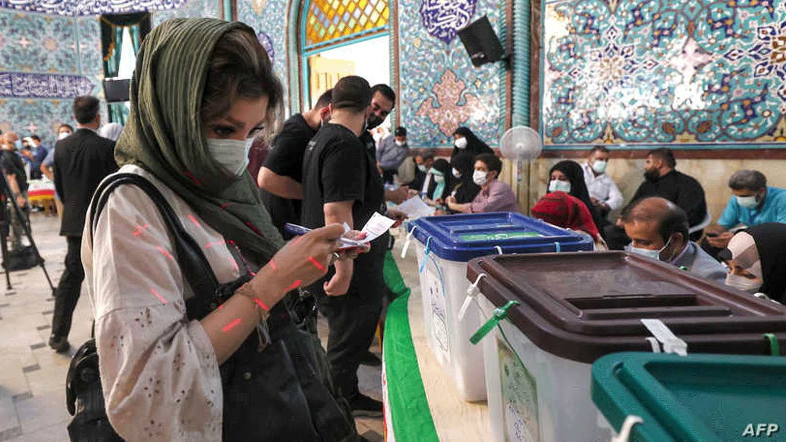 سيدة تقترع في الانتخابات الإيرانية أمس السبت 19حزيرات/يونيو