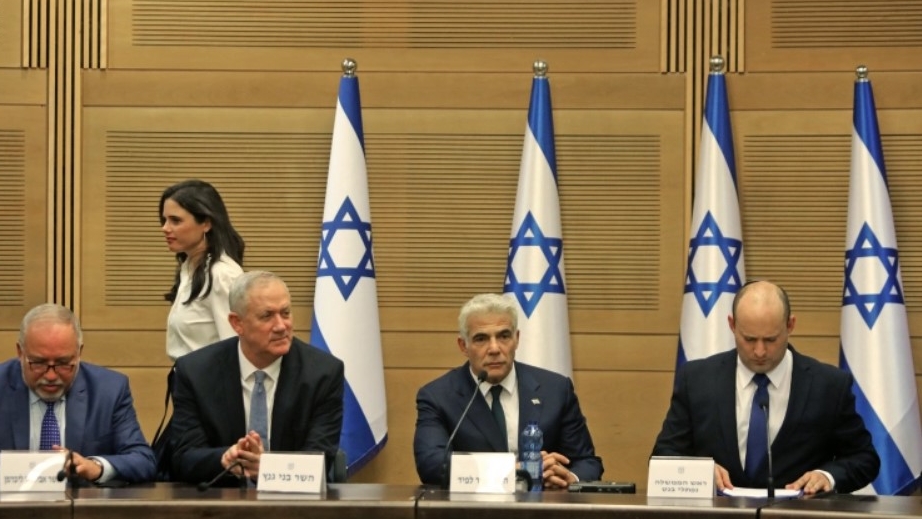 رئيس الوزراء الإسرائيلي نفتالي بينيت، ويائير لابيد، وبيني غانتس 