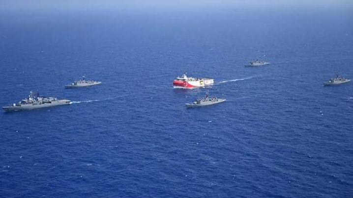 صورة نشرتها وزارة الدفاع التركية في 12 آب/أغسطس 2020 لسفينة المسح الزلزالي عروج ريس ترافقها سفن البحرية التركية قبالة سواحل أنطاليا في البحر المتوسط في 10 أغسطس 2020