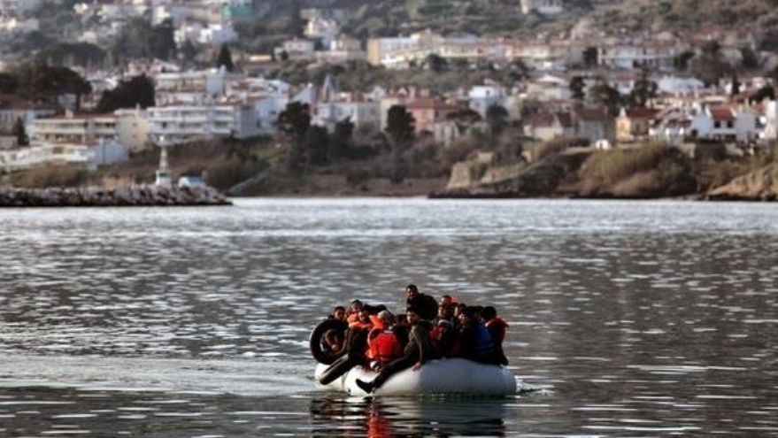 مهاجرون يصلون من تركيا الى جزيرة ليسبوس اليونانية عبر بحر إيجه 