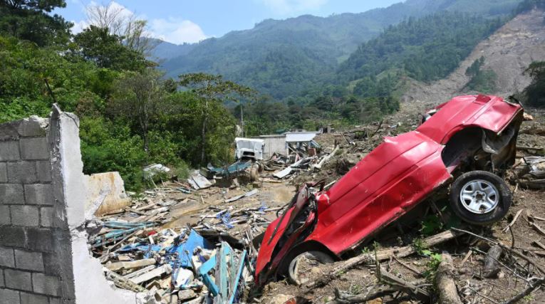سيارة مدمرة في قرية كويجا الغواتيمالية بعد الانهيار الأرضي الناجم عن الأمطار الغزيرة في 1 مايو 2021