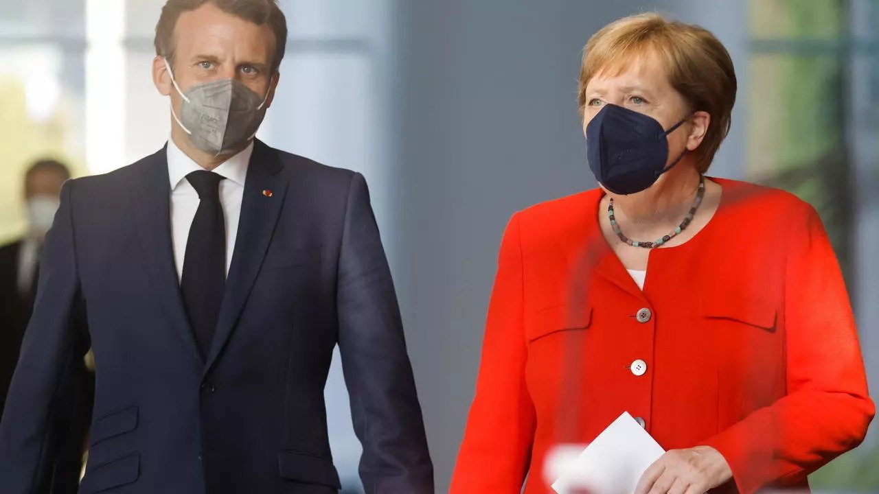 المستشارة الالمانية أنغيلا ميركل والرئيس الفرنسي إيمانويل ماركون في برلين في 18 حزيران/ يونيو 2021.