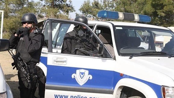 عناصر من الشرطة القبرصية في صورة من الأرشيف