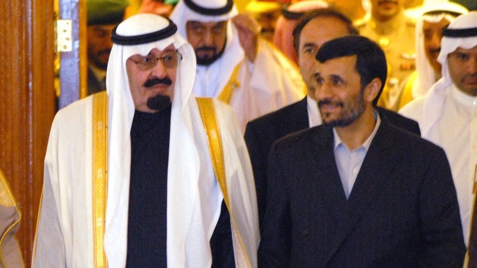 أحمدي نجاد مع العاهل السعودي الراحل الملك عبدالله خلال قمة لمجلس التعاون الخليجي في الدوحة في 2007