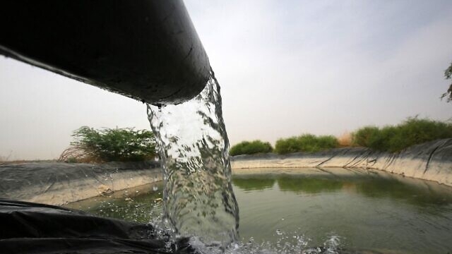 تصب المياه في بركة ري زراعية جنوب العاصمة عمان - 20 أبريل 2021