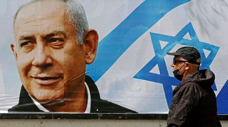 صورة رئيس الوزراء الاسرائيلي بنيامين نتانياهو في تل أبيب بتاريخ 12 مارس 2021