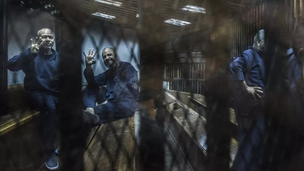 محمد البلتاجي، أحد أعضاء جماعة الإخوان المسلمين المصرية، من خلف القضبان أثناء محاكمته بتهمة إهانة القضاء عام 2015 