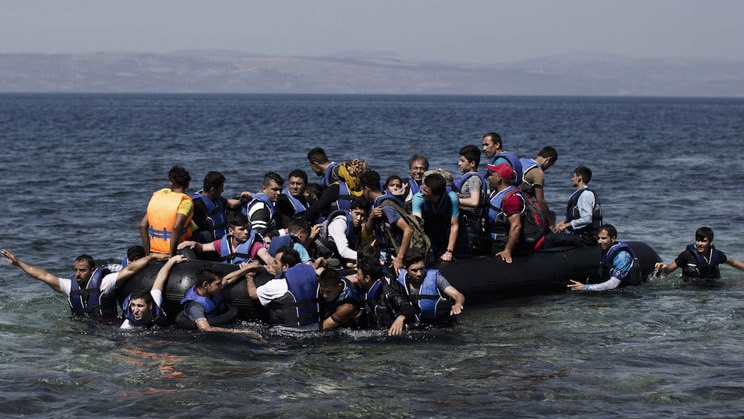 مهاجرون سوريون يعبرون البحر إلى اليونان