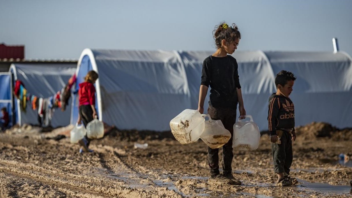 أطفال سوريون في مخيم واشو كاني على مشارف مدينة الحسكة الذي أنشئ للنازحين من مدينة رأس العين في شمال شرقي سوريا