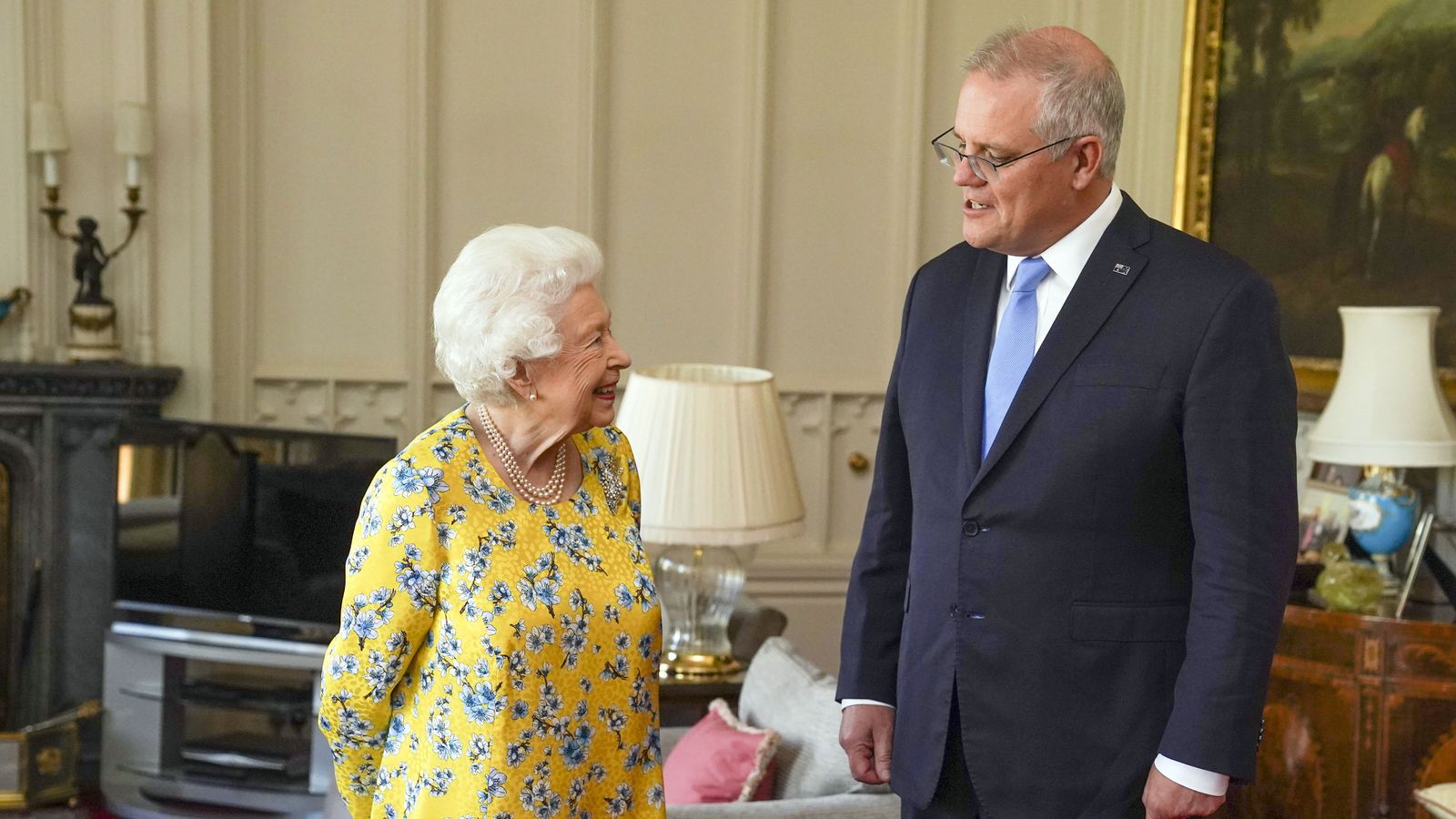 ملكة بريطانيا خلال استقبالها لرئيس وزراء استراليا في قلعة وندسور