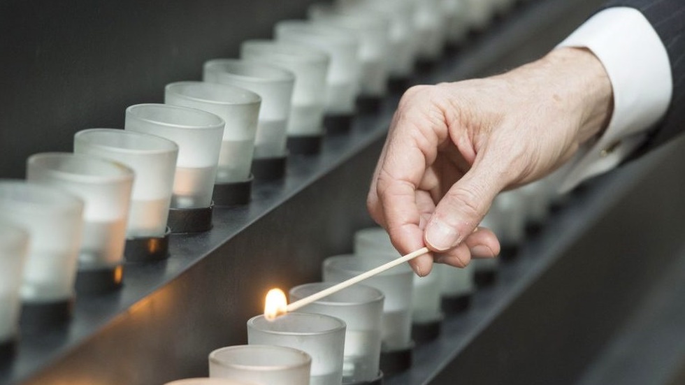 إضاءة شمعة خلال إحياء ذكرى المحرقة في نيويورك