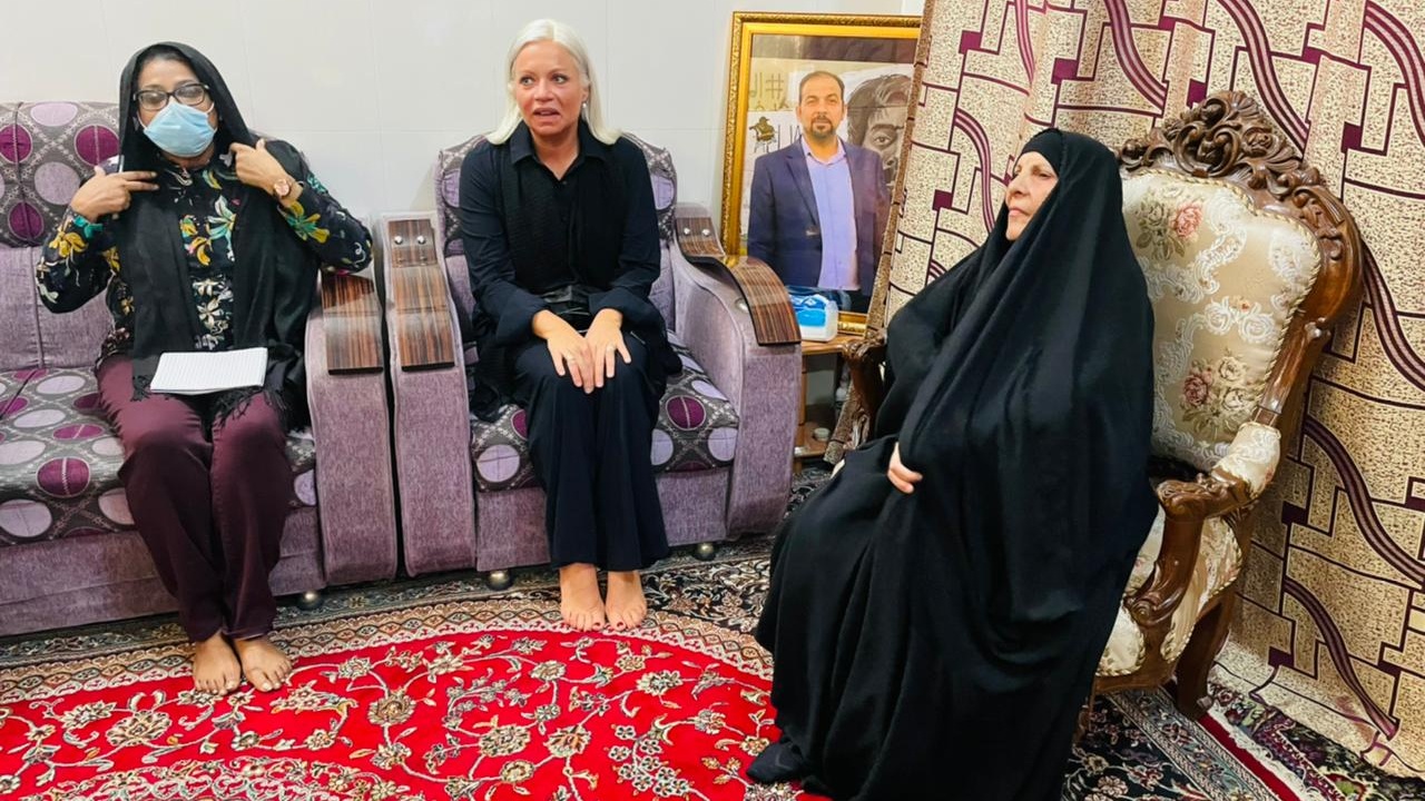 بلاسخارت خلال لقائها في كربلاء مع والدة الناشط المغدور ايهاب الوزني