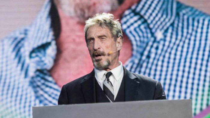 رائد برامج مكافحة الفيروسات جون مكافي في صورة أرشيفية