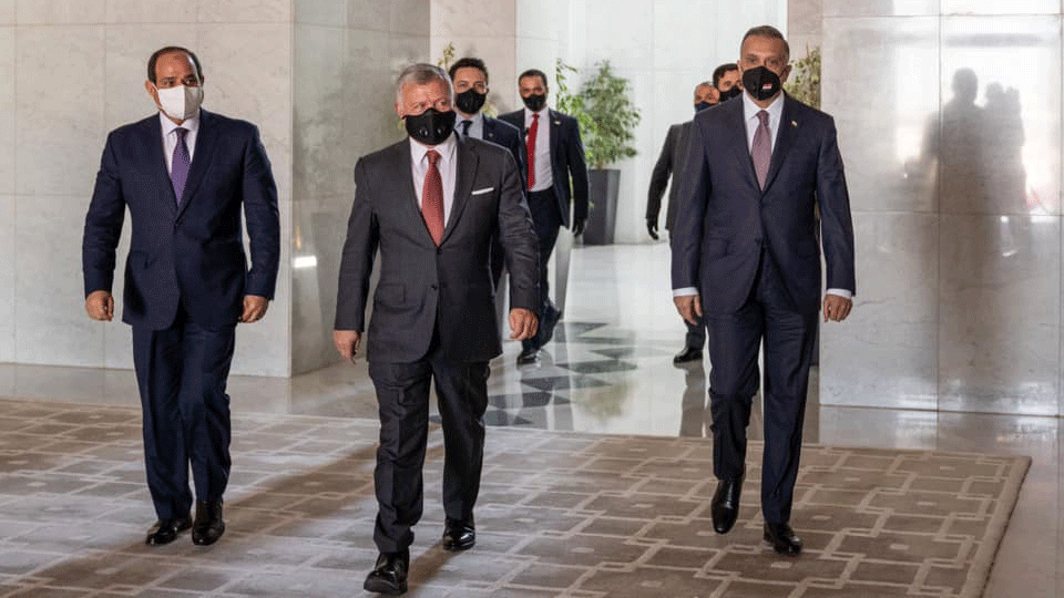 عاهل الأردن والريس المصري ورئيس الوزراء العراقي في طريقهم إلى قاعة القمة التي عقدوها في أغسطس 2020