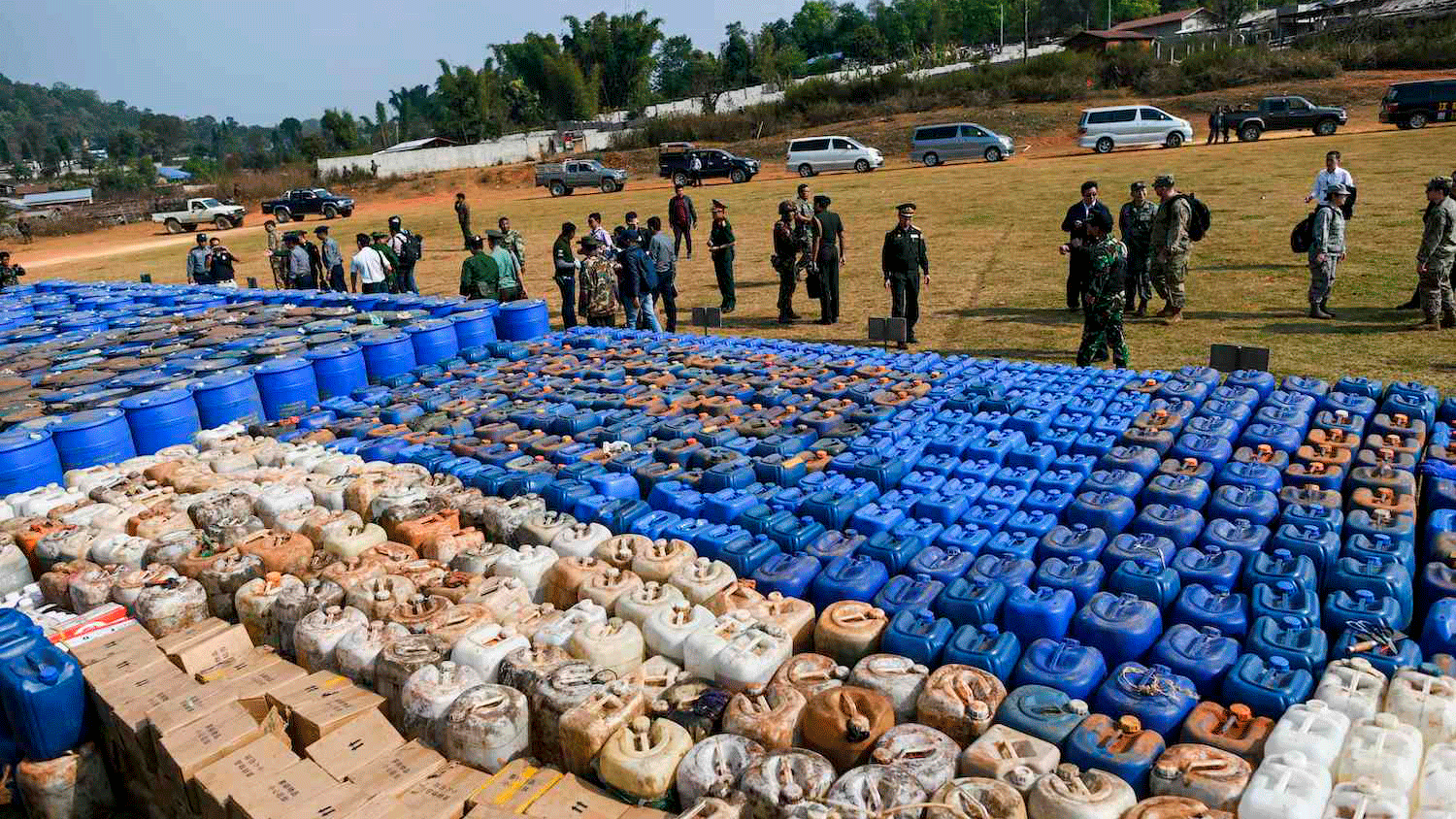 أثناء عملية إتلاف كميات من المخدرات حرقاً في بورما في 26 حزيران/يونيو