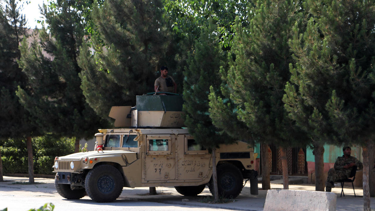 قوات الأمن الافغانية على طريق في قندوز في 22 حزيران/يونيو 2021
