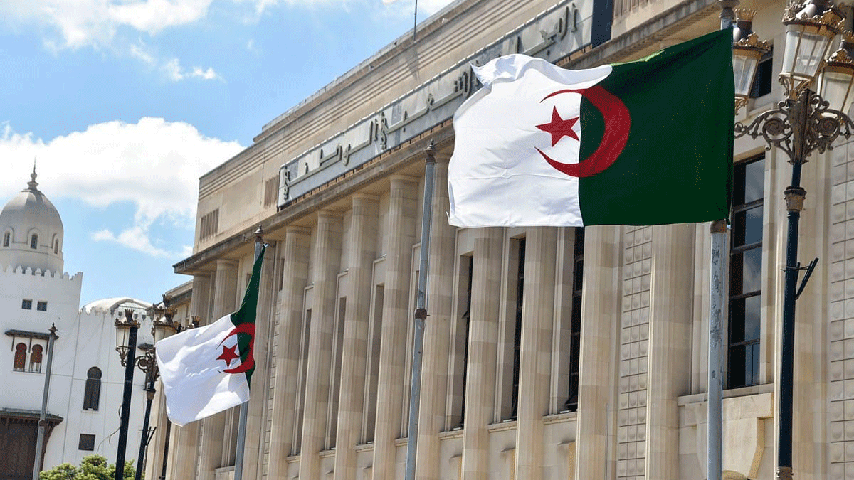 علم الجزائر أمام مبنى مجلس الشعب (البرلمان) في العاصمة الجزائر، في 10 أيلول/سبتمبر 2020 
