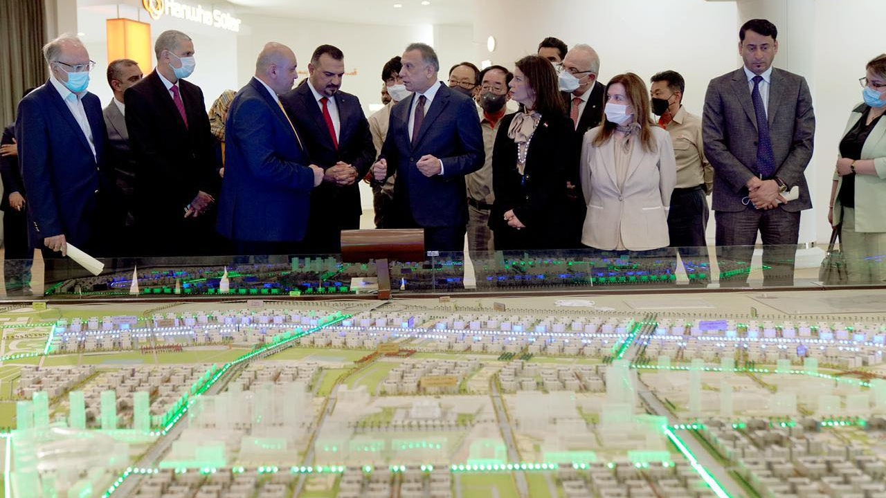 الكاظمي متنفقدا السبت مراحل تنفيذ مشروع بسماية السكني الاكبر في العراق