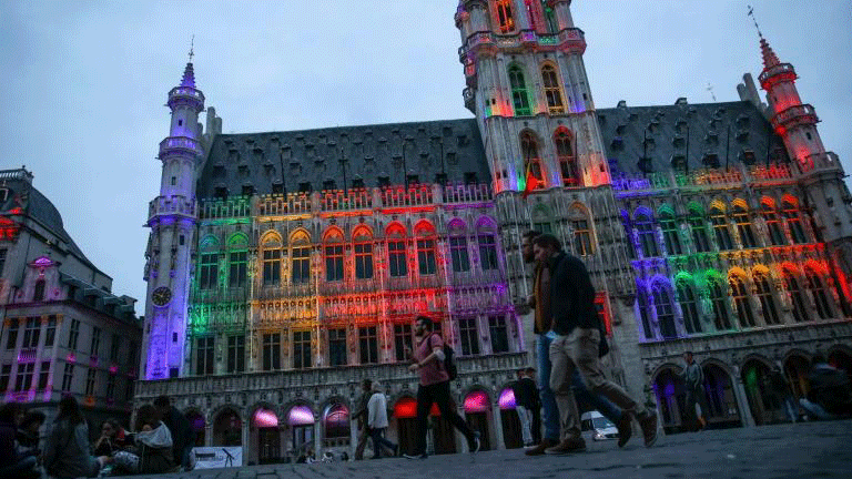 وسط بروكسل مضاء بألوان قزح قزح تضامناً مع المثليين إثر إقرار القانون المجري