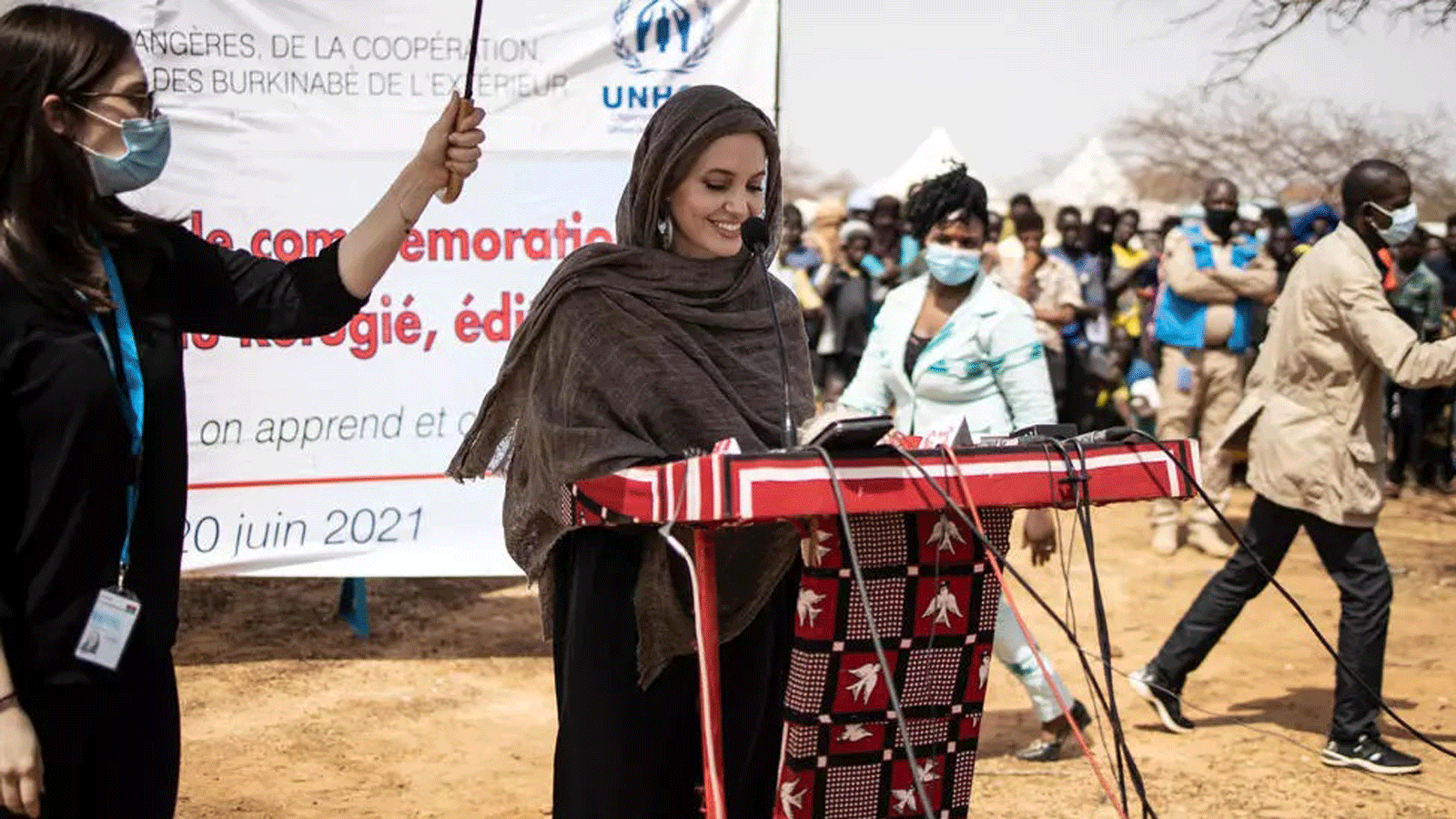 النجمة أنجلينا جولي، المبعوثة الخاصة لمفوضية الأمم المتحدة لشؤون اللاجئين، تُدلي بتصريح في مخيم غوديبو، في اليوم العالمي للاجئين بتاريخ 20 حزيران/ يونيو 2021.
