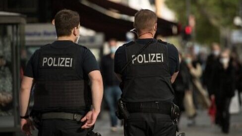 صورة من ألرشيف لعنصرين في الشرطة الألمانية