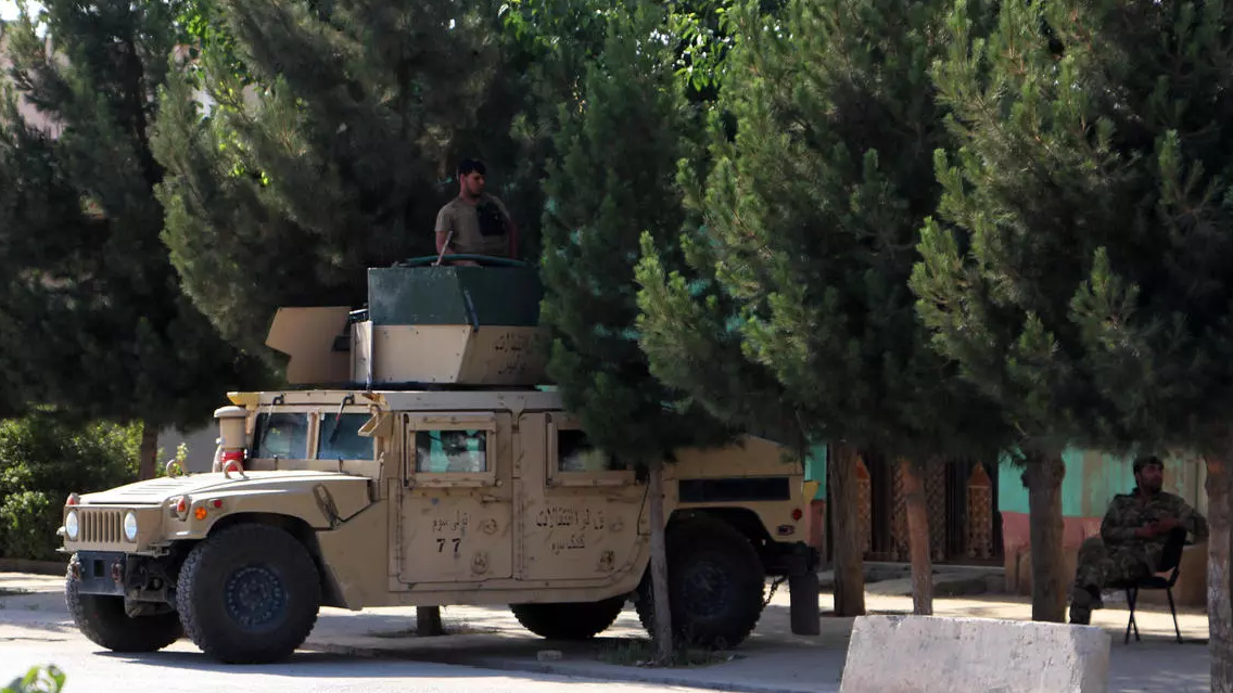 قوات الأمن الافغانية على طريق في قندوز في 22 حزيران/يونيو 2021