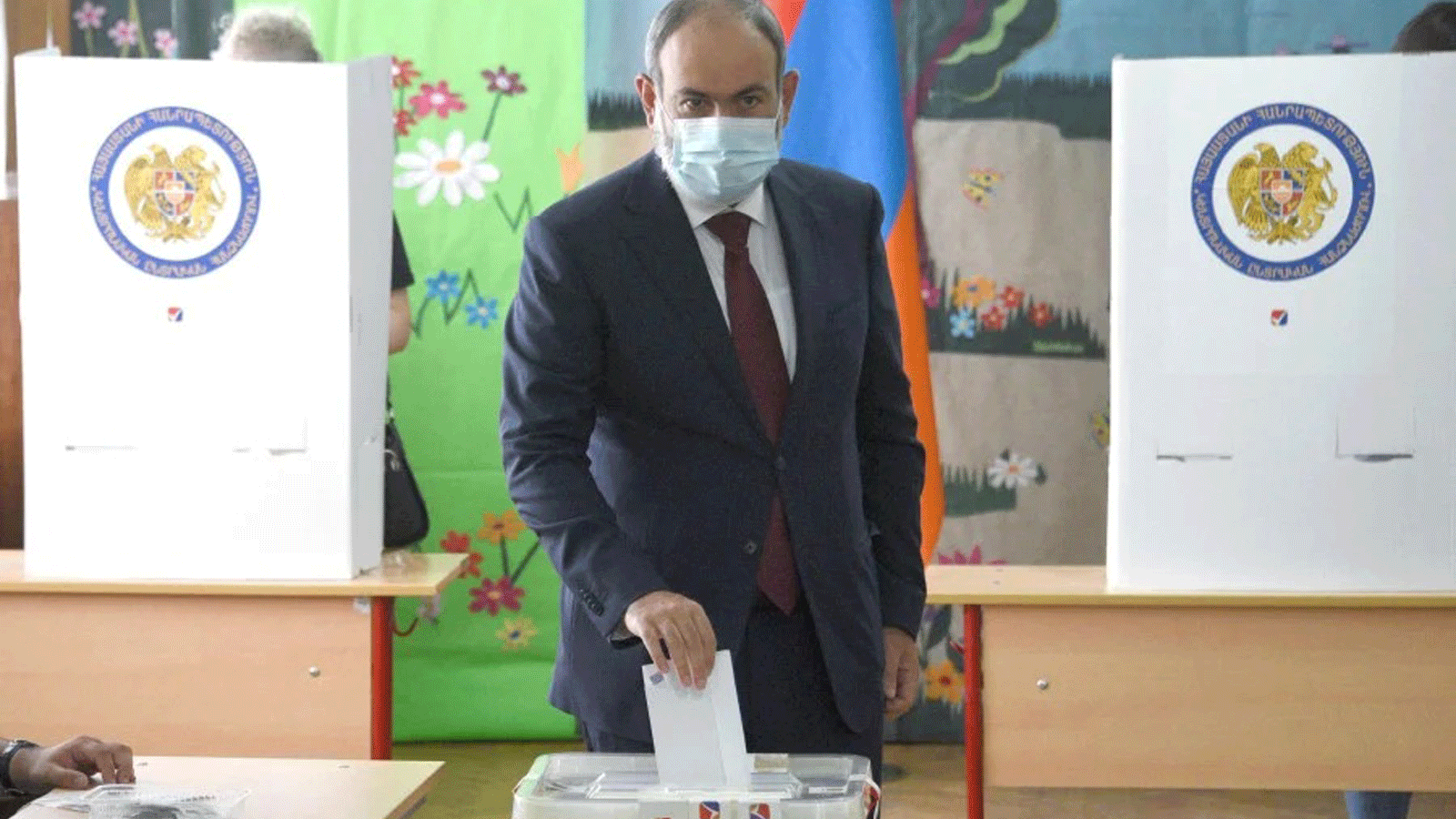 رئيس وزراء أرمينيا بالإنابة نيكول باشينيان يدلي بصوته في مركز اقتراع خلال الانتخابات البرلمانية المبكرة في يريفان بتاريخ 20 حزيران/ يونيو 2021