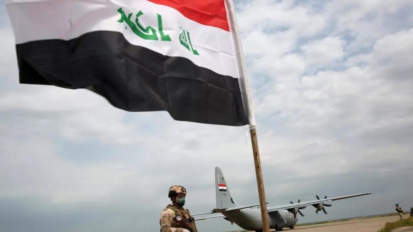 جندي عراقي يسير في قاعدة جوية توجد فيها قوات أميركية في العراق في 26 مارس 2020