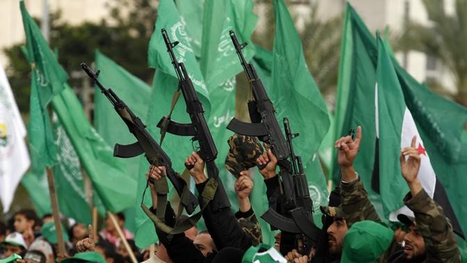 صورة من الأرشيف لأعلام حركة حماس مرفوعة في قطاع غزة
