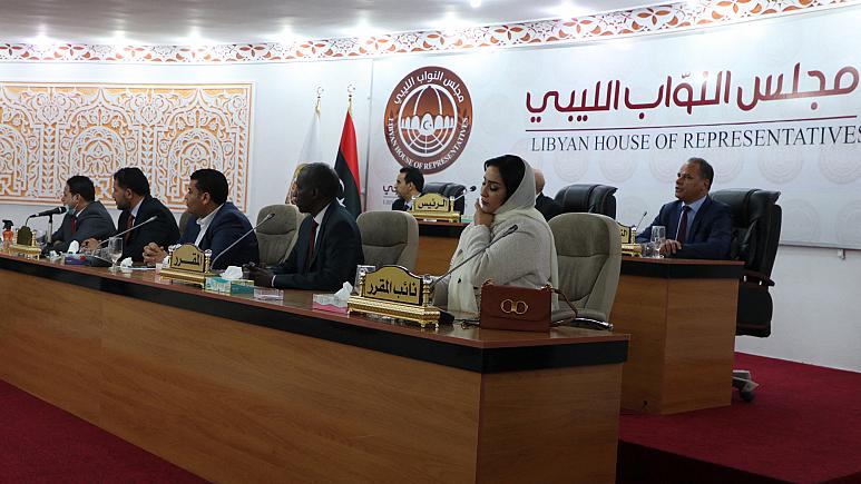 أعضاء البرلمان الليبي يحضرون اليمين الدستورية في حفل تنصيب رئيس الوزراء المؤقت الجديد للبلاد في طبرق بشرق ليبيا، 15 آذار / مارس 2021.