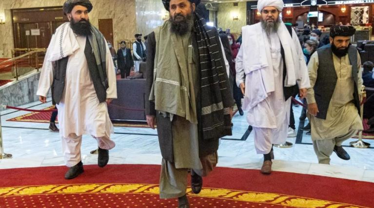قال المؤسس المشارك لحركة طالبان الملا عبد الغني بارادار (وسط الصورة) إن الجماعة لا تزال ملتزمة بمحادثات السلام لكن 