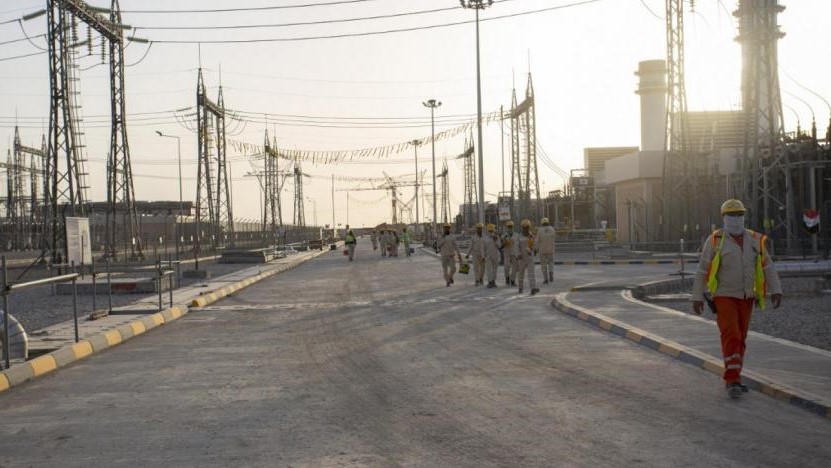 ممرات السير للموظفين في محطة توليد الكهرباء ذات الدورة المركبة في ذي قار بالقرب من مدينة الناصرية العراقية