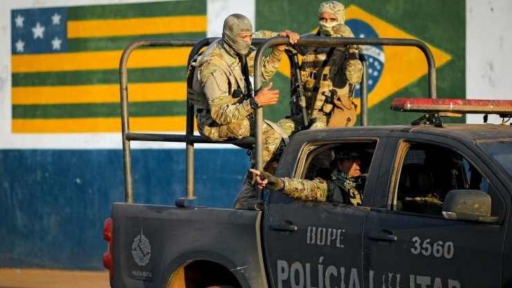 حافلة للشرطة البرازيلية في حالة تأهب بحثا عن القاتل