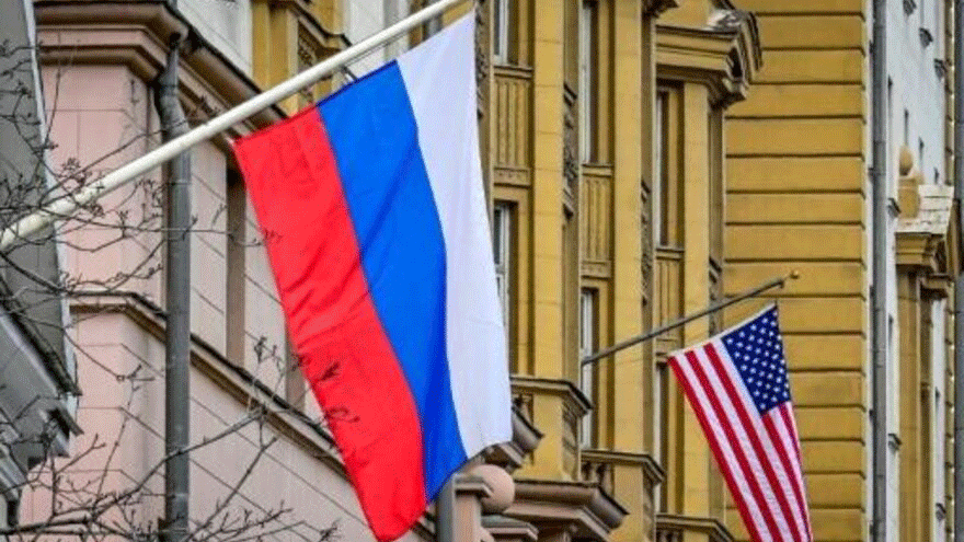 علم روسيا مرفوع إلى جانب علم أميركي فوق مبنى السفارة الأميركي في موسكو في 18 آذار/مارس 2021