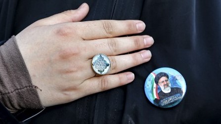 إيرانية مؤيدة لإبراهيم رئيسي تحتفي بفوزه بالرئاسة الإيرانية