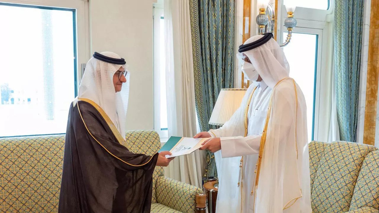 سفير المملكة العربية السعودية الجديد لدى قطر الأمير منصور بن خالد بن فرحان آل سعود يقدم أوراق اعتماده إلى وزير الخارجية القطري الشيخ محمد بن عبد الرحمن آل ثاني (إلى اليمين) في 21 حزيران/يونيو 2021.