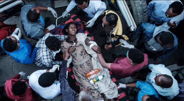 امرأة جريحة في توغوغا تُنقل إلى المستشفى الرئيسي في تيغراي في إثيوبيا في 23 يونيو 2021