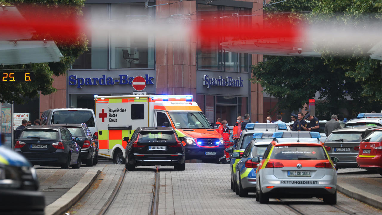 عربات للشرطة والطوارئ في مدينة فيتسبورغ جنوب ألمانيا بتاريخ 25 حزيران/يونيو 2021 بعد أن قتل صومالي يبلغ 24 عاما ثلاثة أشخاص وجرح آخرين في هجوم بسكين