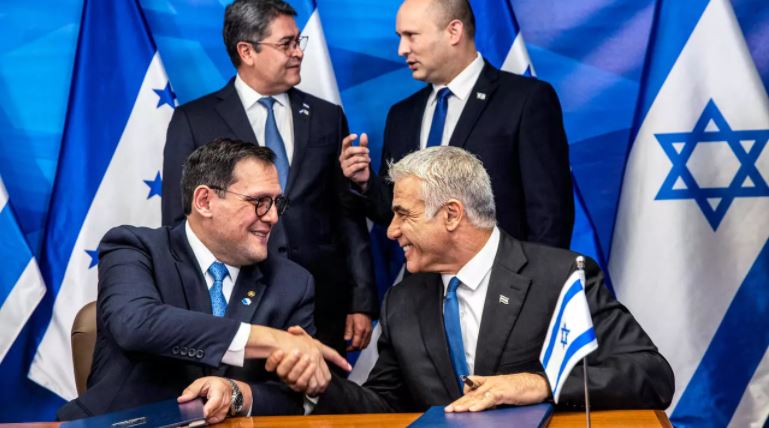 وزير الخارجية الإسرائيلي يائير لابيد (أسفل اليمين) يصافح وزير خارجية هندوراس ليساندرو (أسفل اليسار) بينما يتحدث رئيس الوزراء الإسرائيلي نفتالي بينيت (أعلى اليمين) مع رئيس هندوراس خوان أورلاندو هيرنانديز (أعلى اليسار)
