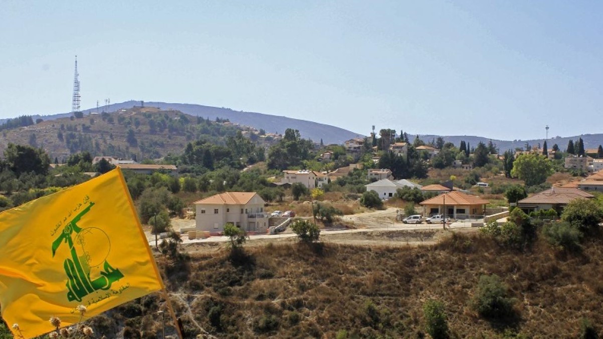 صورة من الأرشيف لعلم لحزب الله في منطقة محاذية للحدود اللبنانية - الإسرائيلية