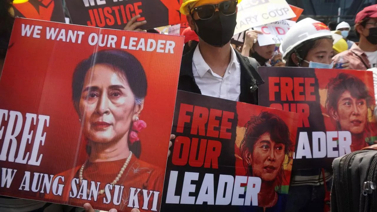 متظاهرون يرفعون لافتات تطالب بإطلاق سراح الزعيمة المدنية أونغ سان سو تشي في رانغون بتاريخ 21 شباط/فبراير 2021.
