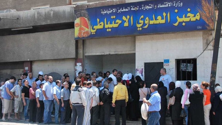 مواطنون سوريون ينتظرون أمام أحد مخابز دمشق للحصول على الخبز
